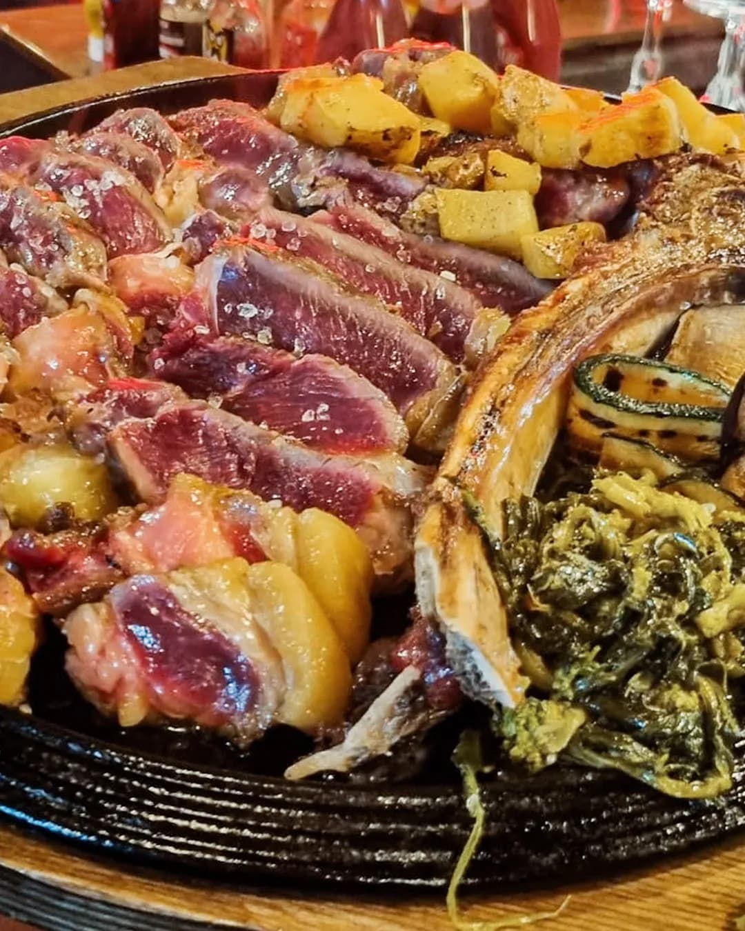Costata di bovino cotta alla brace e tagliata a fette